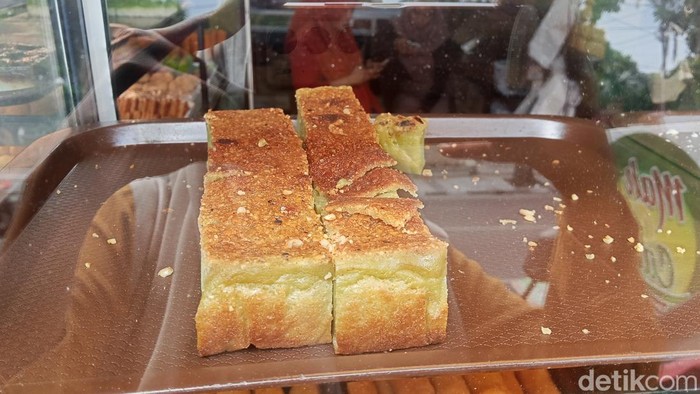 1769533631340-salah-satu-kue-khas-melayu-di-toko-kue-macik-cam-siti-aisyarohdetikcom-1769501170335_169