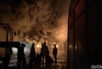 1769555122911-suasana-kebakaran-di-pabrik-sandal-di-medan-deli-foto-dok-mhd-ilham-pradilladetiksumut-1769548191895_169