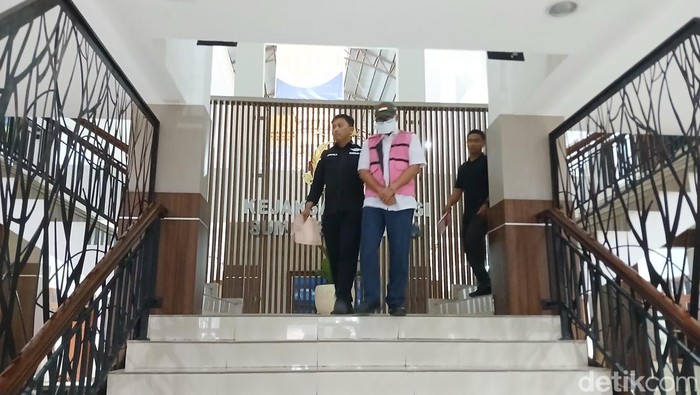 1769555125766-tersangka-ketika-dibawa-ke-rutan-tanjung-gusta-medan-foto-juita-sinuhajidetiksumut-1769519092045_169